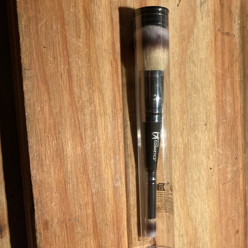 IT Cosmetics Dual-Ended Brush with Black Handle